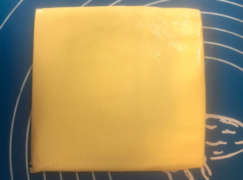 step5: 用保鮮紙包住120g牛油，用木棒打淋，然後碌成12cm x12cm 方形，放入冰箱雪至硬。 （約10-13分鐘）。