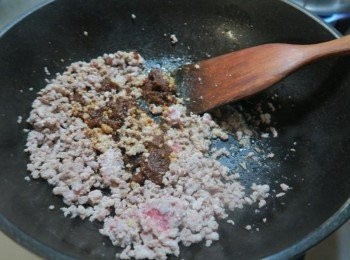 step2: 放入兩匙牛頭牌香濃咖哩醬拌炒