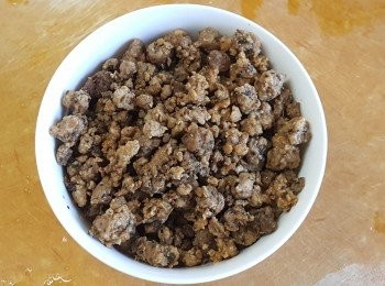 step2: 先將素牛肉沖洗兩次，瀝乾水，以去除香草味道。