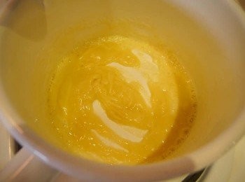 step3: *煮<span class="group_2">白醬</span>，融化奶油後，清炒麵粉。