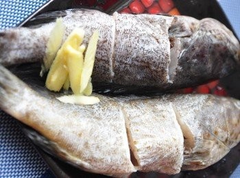 step4: 準備好黑石斑及薑片