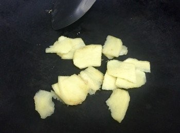 step2: 薑切片，用白鑊爆一爆，薑炒至稍為乾身後下雞件略炒。