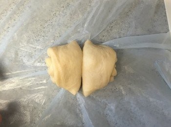 step5: 把捲起的麵團切成兩半，立起來即成玫瑰造型。如是者，把5個小麵團造型後，放到烤盤內。