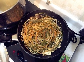 step4: 加入煮熟的意粉。