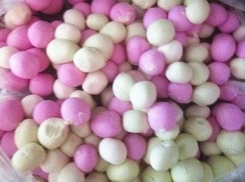 step2: 揉成麵團，取其中一部分搓成條，好像做饅頭一樣切段，搓圓取一部分紫薯粉混合，做成白色和紫色的圓子，撒上些糯米粉，防止互相沾連在一起，生粉加入溫開水泡