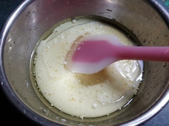 step9: 將砂糖15g,牛奶70ml,煉奶2湯匙及菜油2湯匙倒進另一個盆內，拌勻至砂糖完全溶解