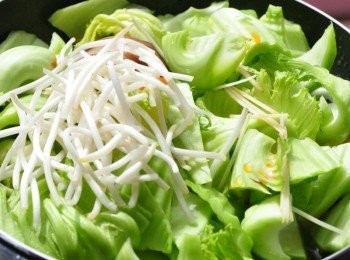 step9: 再放入銀芽一起滾煮約7-8熟，接著加入[醬料]繼續悶煮約5分鐘