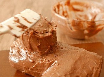 step6: 在整個蛋糕上抹上Nutella芝士醬。