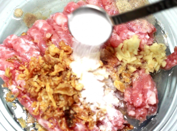 step6: 3湯匙水和1湯匙料酒, 就幾乎是60克的液體。全部打到肉裡面。在攪拌時, 食鹽必需先放入, 有了鹽才會比較容易打出黏性。
黏性越大, 餡料就更「上勁」, 肉質就會更柔嫩。