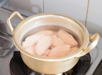 step1: <a href="https://bit.ly/3zHU5V3" target="_blank" data-keyword="雞中翼" class="guide-link"><strong>雞中翼</strong></a> <span style="display:inline-block;vertical-align:middle;margin-top:-3px;color:initial;border-radius:3px;padding:2px 3px;font-size:12px;line-height:14px;background:#87d300;color:#fff;">即買</span> 洗淨放入鍋中，加常溫水至蓋面，以中小火加熱至水接近滾起來的狀態。