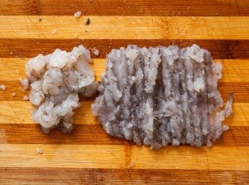 step1: 首先將蝦仁剁成蝦泥，並留一部分切成蝦塊。