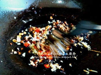 step6: 燒紅鑊 , 先爆香豆豉醬及蒜粒 , 再加入薑粒及辣椒炒數分鐘