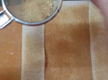 step4: 將酥皮兩邊向內摺 1/4，再灑上1茶匙薑糖。(不用太大力壓，輕輕摺便可)