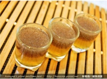 step4: 黑木耳養生露倒入鍋中，放入洋菜粉，用小火滾至沸騰狀。
將鍋內<span class="group_1">食材</span>倒入在以結凍的牛蒡茶凍上後，放入冰箱冷藏。