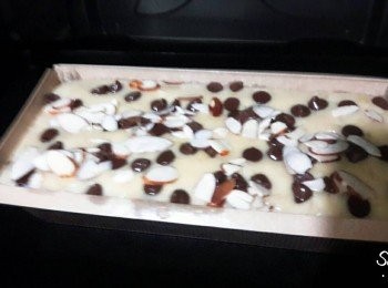 step8: 拿出灑上杏仁片 , 再繼續烤 30分鐘