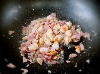 step2: 下蒜蓉炒香煙肉及大蝦。