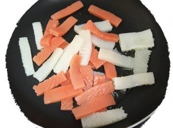 step5: 將蒟蒻煎至表面乾乾的之後，盛起備用。