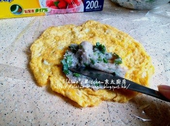 step6: 枱面鋪上保鮮紙 , 放上一塊蛋皮 , 將量鯪魚肉放上 , 用刀將魚肉抹平