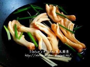 step2: 鴨腳去甲用水沖一沖洗 , 鑊中加入一半份量薑絲及一半份量蔥段 , 少許酒及水拌勻