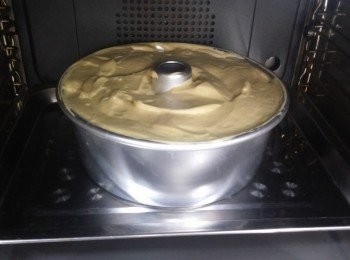 step5: 蛋糕糊倒入戚風模，輕力”鄧”幾下以排出空氣