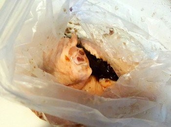 step3: 將<a href="https://bit.ly/3zHU5V3" target="_blank" data-keyword="雞翼" class="guide-link"><strong>雞翼</strong></a> <span style="display:inline-block;vertical-align:middle;margin-top:-3px;color:initial;border-radius:3px;padding:2px 3px;font-size:12px;line-height:14px;background:#87d300;color:#fff;">即買</span> ，一湯匙烤焗醬及一湯匙蜜糖加入保鮮袋，按摩數分鐘後放入雪櫃醃4小時以上