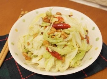 step5: 清脆鮮甜高麗菜與香辣的花椒氣息真的很下飯耶!!!還吃的到酥麻香辣花生粒呢^^"