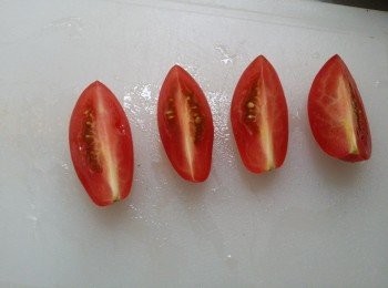 step3: 有機小番茄用刀切開四份後加入有機蔬菜.
最後加上有機意大利黑酯拌勻食用即可