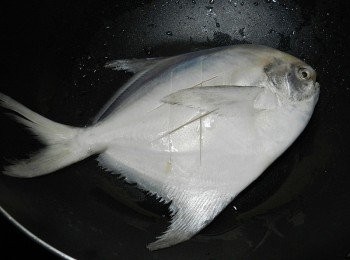 step3: 不管用什麼鍋，記得用熱鍋冷油的方式，讓魚皮不沾鍋