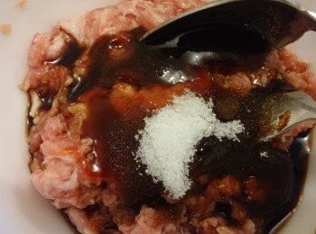 step2: 免治豬肉加入醮料，用筷子或廚師機攪勻，直至豬肉起膠質，放入雪櫃雪半小時。