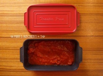 step3: 接著在料理盒中先鋪上番茄義大利麵醬。