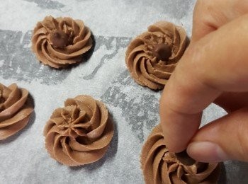 step13: 每個花紋要保持一個距離空間,唧好後於中間放上一粒朱古力釘(朱古力釘可於烘焙店購買)