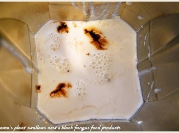 step4: 最後再倒入鮮奶，用果汁機將所有<span class="group_1">食材</span>攪拌均勻即可。