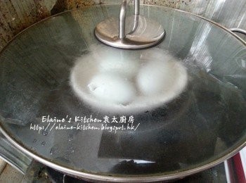step1: 鹹蛋放入鑊中隔水用中火蒸15分鐘至熟透