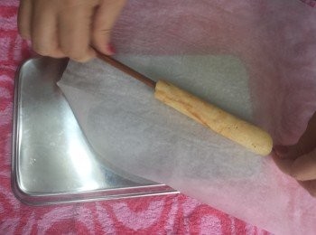 step9: 再按緊筷子將麵糊從頭捲到尾捲成一根蛋卷。