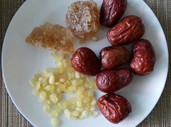 step1: 把所有<span class="group_1">食材</span>洗淨，雪棗開