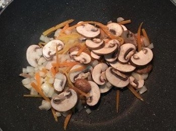 step8: 再放入香菇片炒軟。
