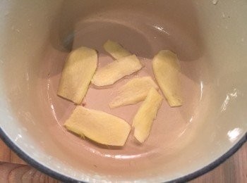 step2: 取一個深盤或小鍋，放入少許薑片鋪底。