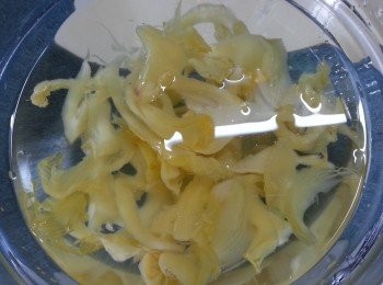 step2: 甜酸菜(亦可以用鹹酸菜)撕開,切成條,浸水30分鍾,然後揸乾水待用