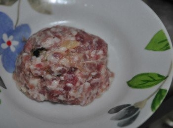 step3: 另外將香腸斜切薄片(由冷凍庫退冰後稍有硬度最好切)