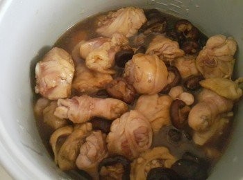 step5: 將拌炒好的香菇雞倒入步驟4