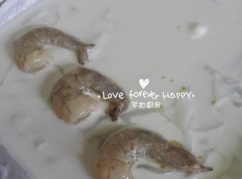 step6: 將0.5殼腸粉漿倒在腸粉布上並排上蝦仁