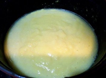 step6: 將粟米湯小火煮滾，加入盛起的粟米薯仔洋蔥粒粒，忌廉及適量鹽，糖及胡椒調味後煮3分鐘即成