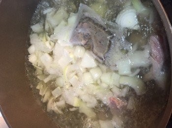 step4: 加入牛肋條用中火煲10分鐘，將滷水包取出，再轉細火燉20分鐘