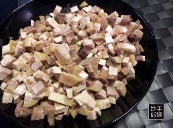 step2: 芋頭先洗淨以後先用電鍋蒸過再削皮,比較不會手癢養的~削好的芋頭我切成小丁塊狀,有人切絲其實都可以~(我的大概就是比較豪邁型的芋頭糕吧!!!)