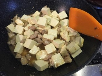 step3: 炒至雞肉半熟，加入豆腐粒和半碗水，輕輕拌勻。
加入汁料，加蓋煮約3分鐘至醬汁煮滾，試味後打芡就完成。