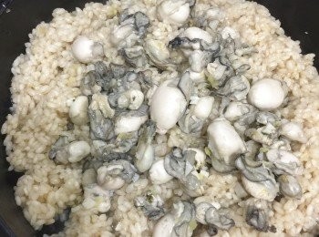 step8: 我用柳忠理鍋，中火4分鐘，轉細火煮5分鐘，最後3分鐘下蠔仔，熄火焗15分鐘即成。