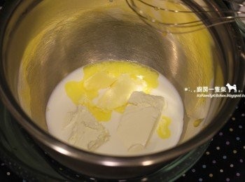 step3: 奶油乳酪＋無鹽奶油＋全脂鮮奶放入鋼盆中，底下墊一碗熱水，以隔水加熱的方式邊攪拌混合至均勻滑順、無顆粒狀，移至一旁稍微放涼。