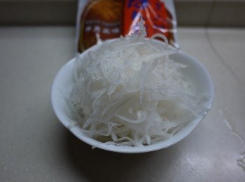 step1: 蘿蔔刨絲.蛤蜊吐沙洗淨