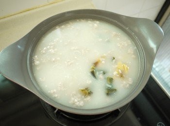 step5: 將豬絞肉入鍋中攪拌均勻後加入碎皮蛋