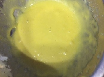 step2: 3隻蛋王略打散，加35g 砂糖，用電動打蛋器打至淡黃色，少泡，加入水，菜油及香油打。低粉過篩加入蛋漿，充分打發，蛋糊會有麵筋，這樣做蛋糕才有彈性，捲時不易裂！拿起蛋糊跌下來的漿如絲帶狀般便可。